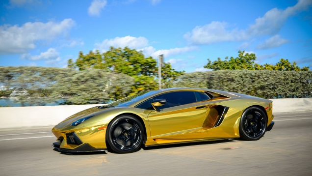 LAMBORGHINI AVENTADOR GOLD
